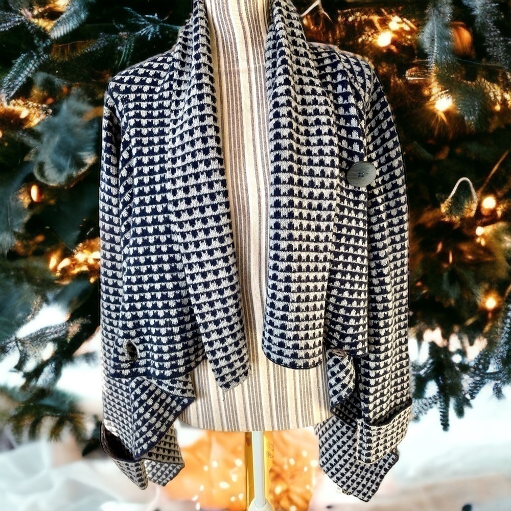 A.IDA open front sweater, size L, like new, can be styled using the 2 buttons